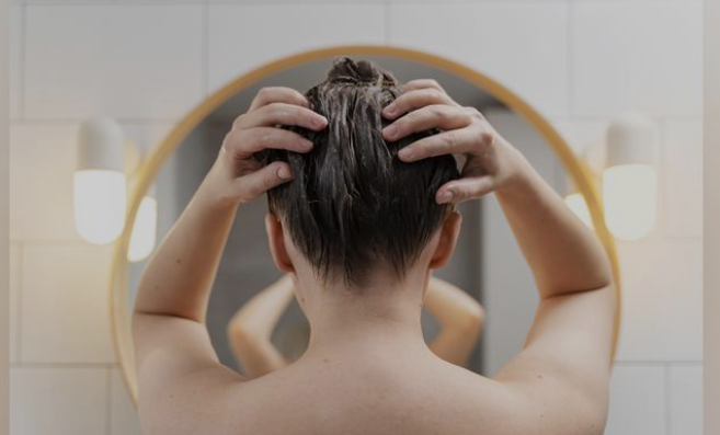 Apakah Keramas Setiap Hari Bisa Merusak Rambut? 2 Pijat Kulit Kepala